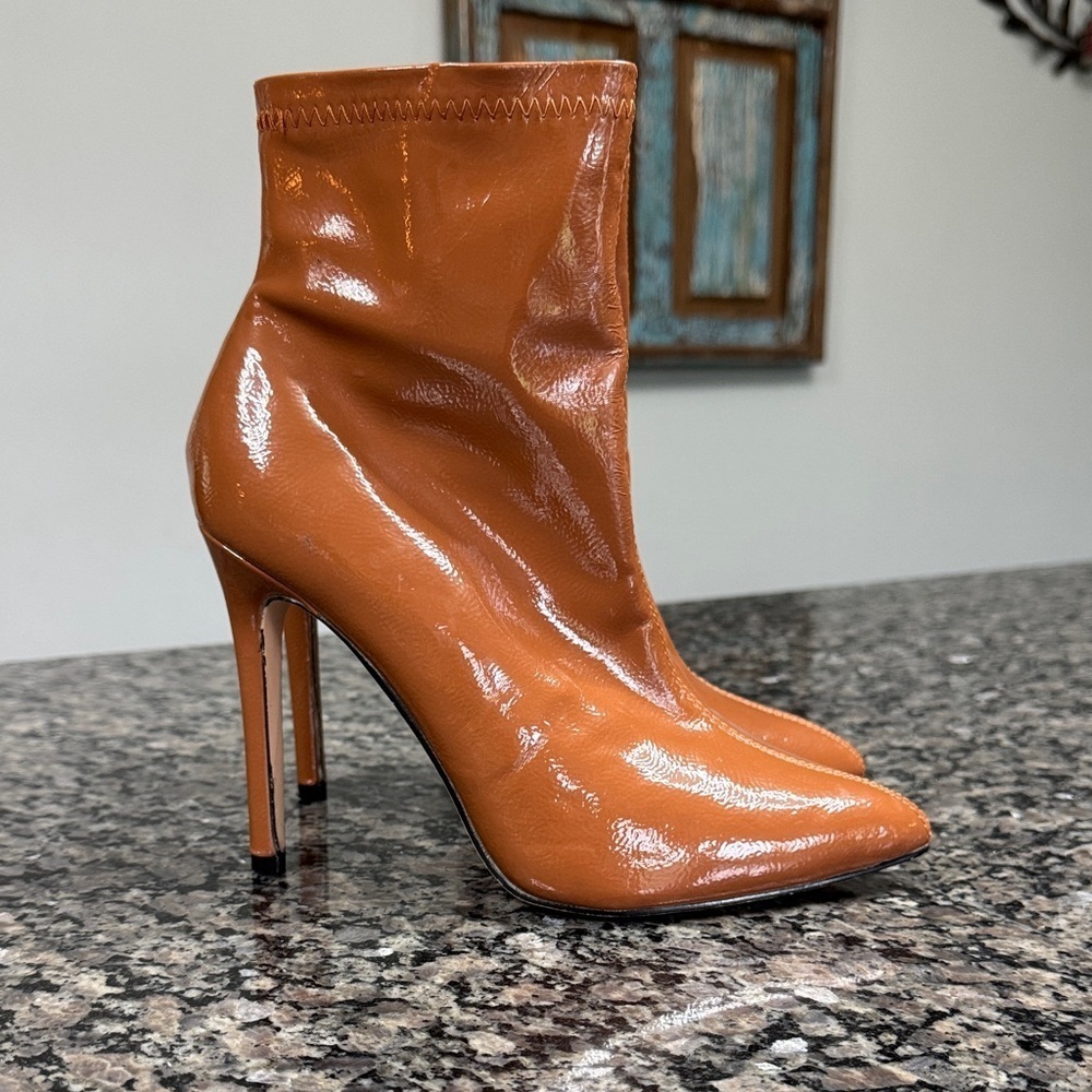 Catherine Malandrino Alara patent leather Heeled Booties in Camel GUC 8